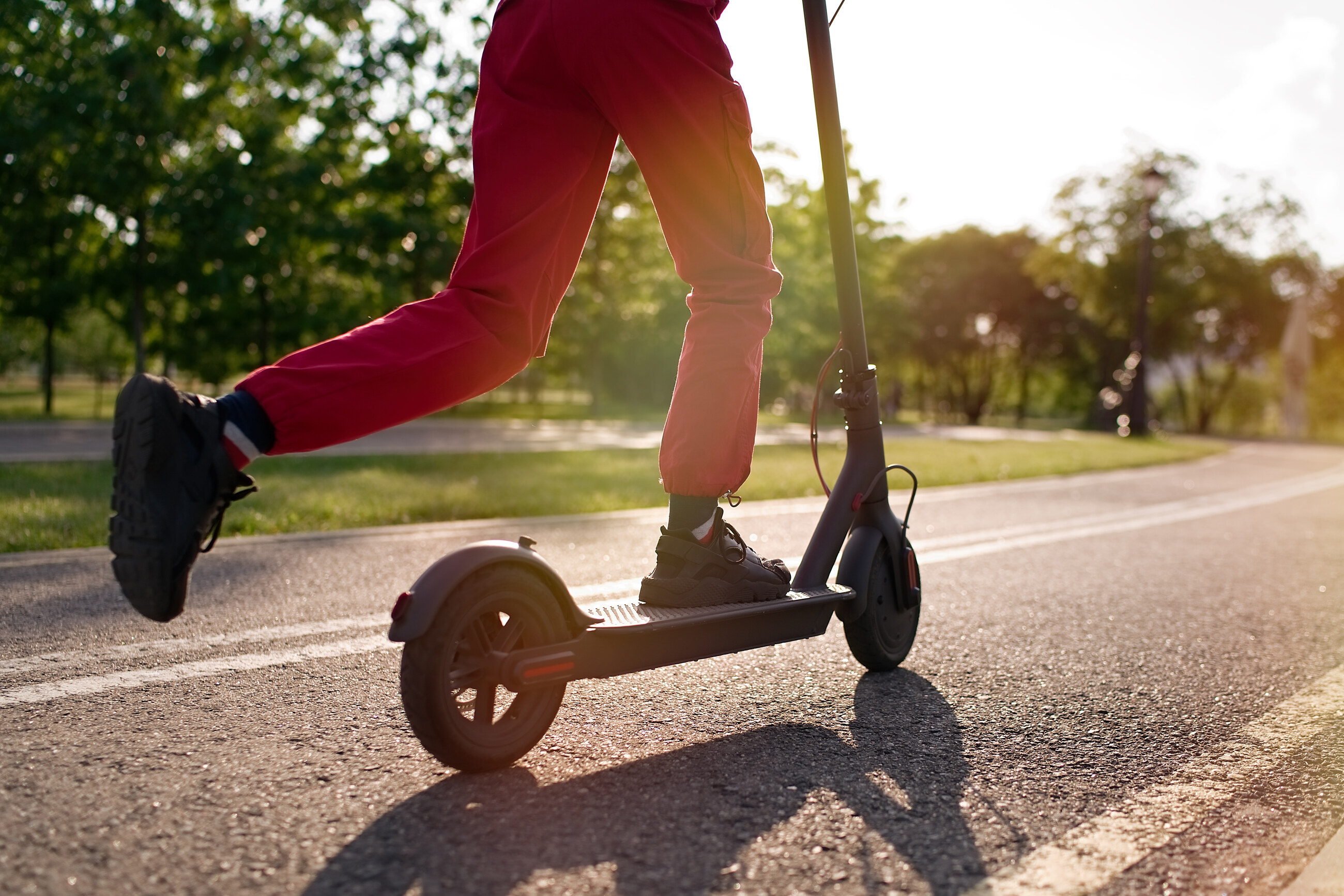 Trottinette sur une route au soleil