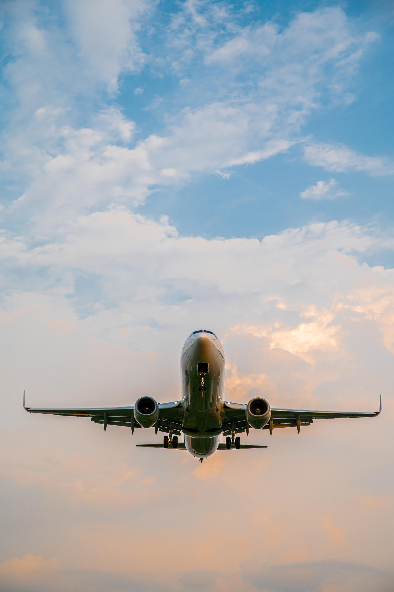 Avion de ligne en approche sous un ciel nuageux