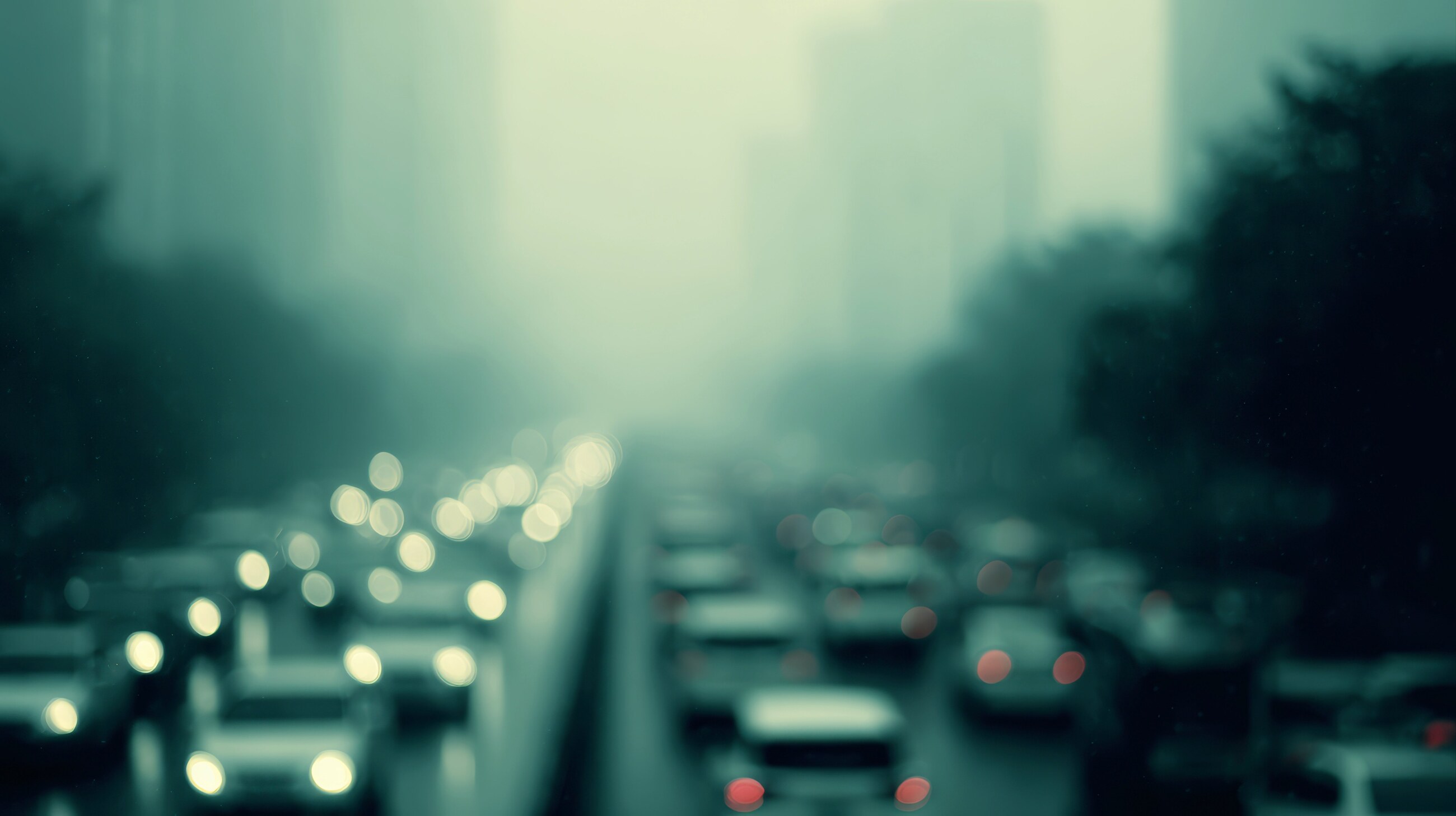File de véhicules dans une atmosphère brumeuse sur un axe routier
