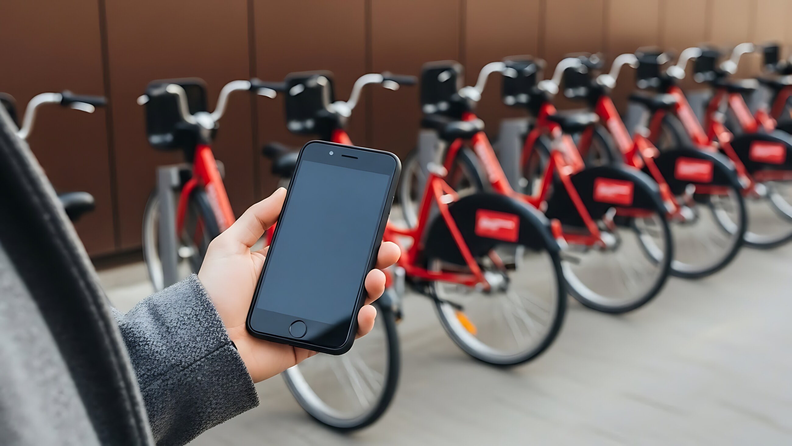 Vélos en libre-service alignés en station